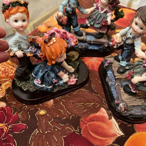 Bundle of ceramic cherubs figurines with floral scenery. - Picture 16 of 16